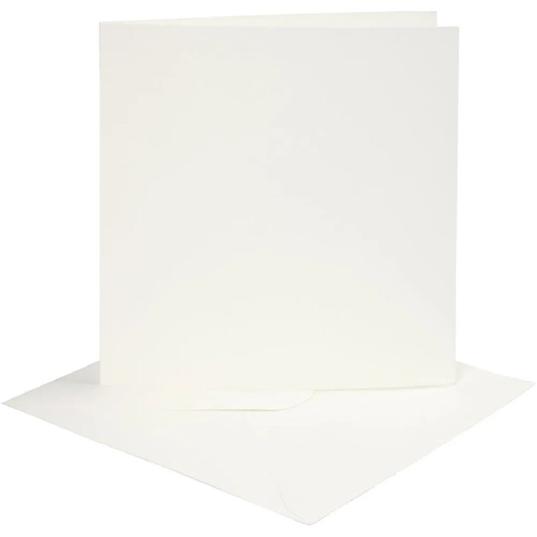 Witte creativ company kaart met envelop, schuin gefotografeerd.