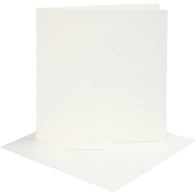 Witte creativ company kaart met envelop, schuin gefotografeerd.