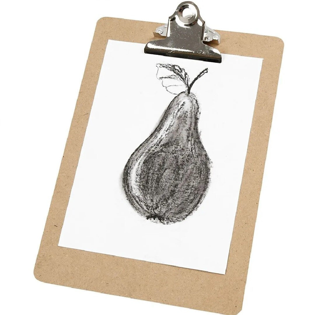 Een klembord met een tekening van een peer op het geklemde papier.