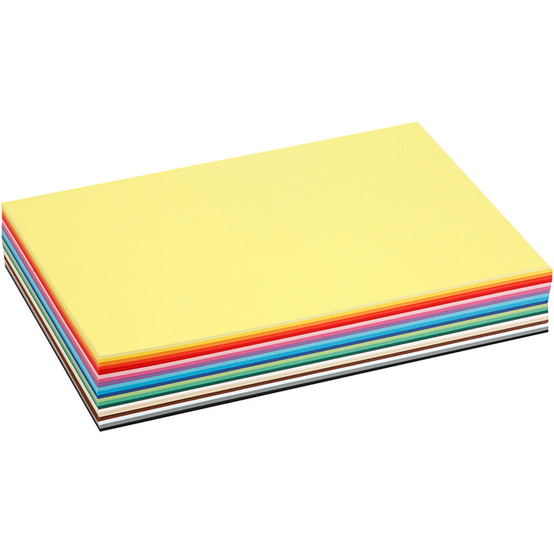 Creativ Company A4 knutselkarton in een stapel met veel verschillende kleuren, met geel bovenaan.
