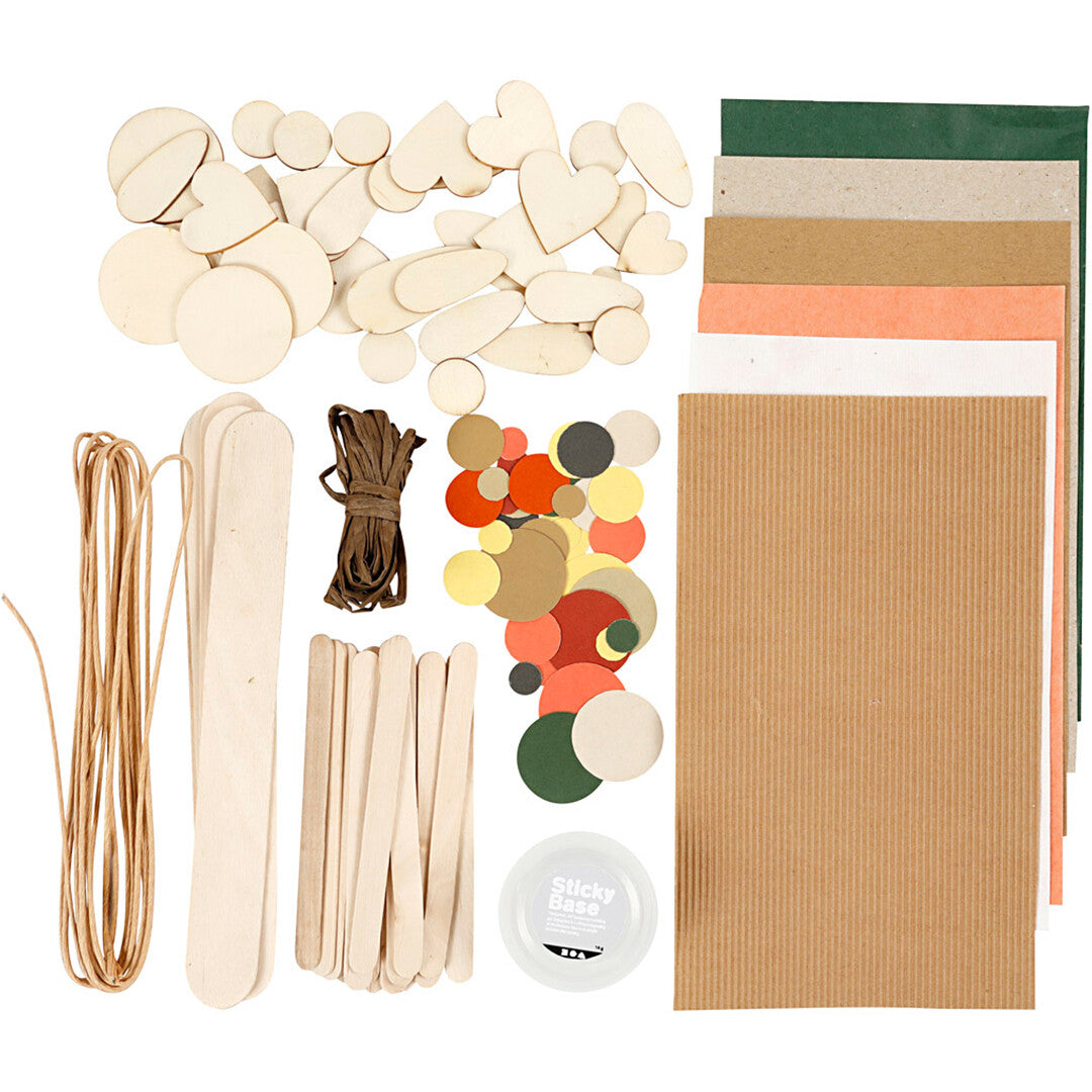 Creativ Company knutselmaterialen set met houten vormen, stokjes, touw, papieren cirkels en diverse vellen papier in natuurlijke tinten.