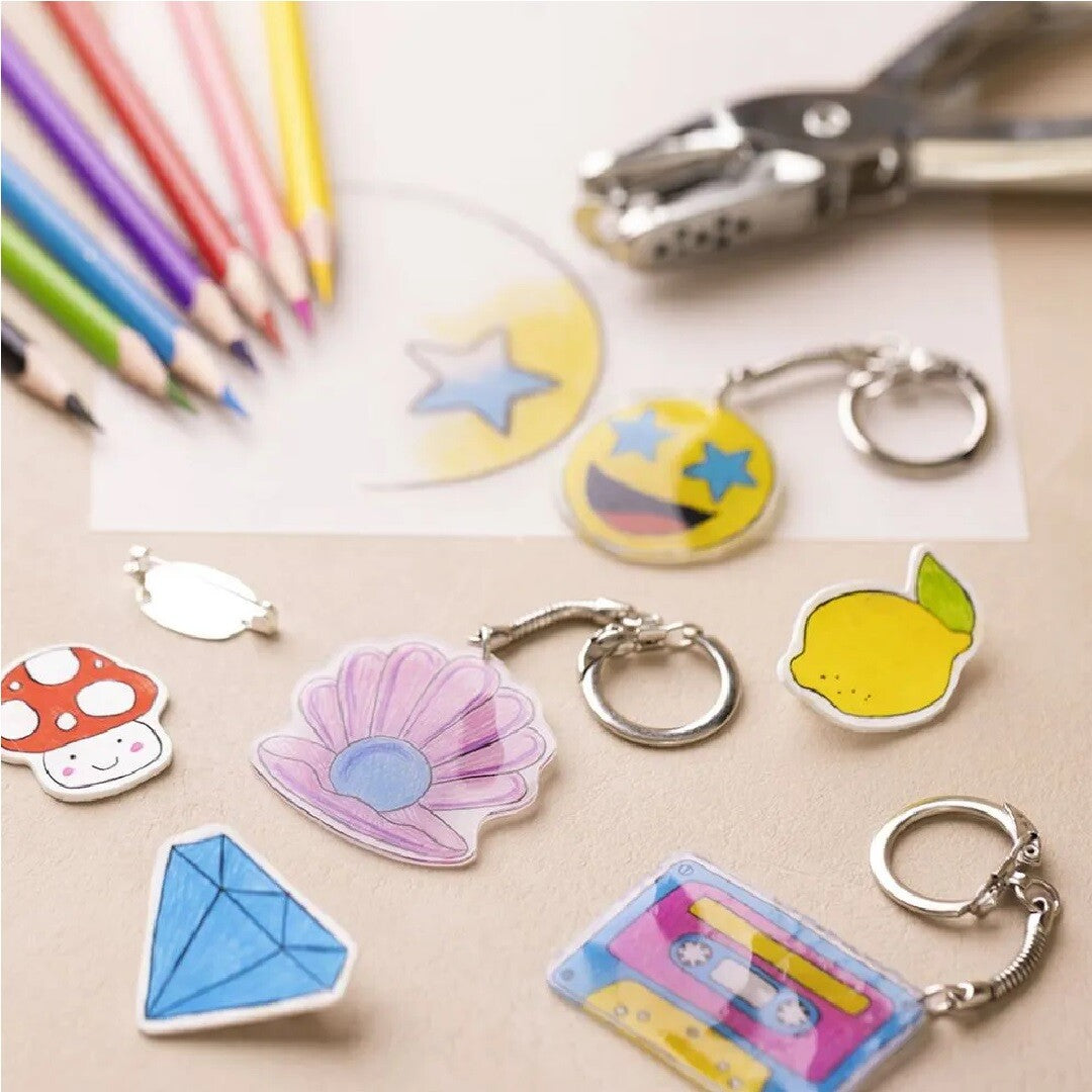 Sleutelhangers en bedels gemaakt van Creativ Company krimpfolie, waaronder een paddenstoel, schelp, diamant en een cassettebandje.