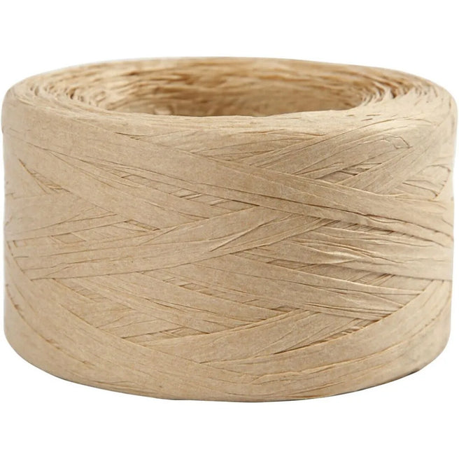 Creativ Company raffia papiergaren in zandkleur, opgerold tot een bol.