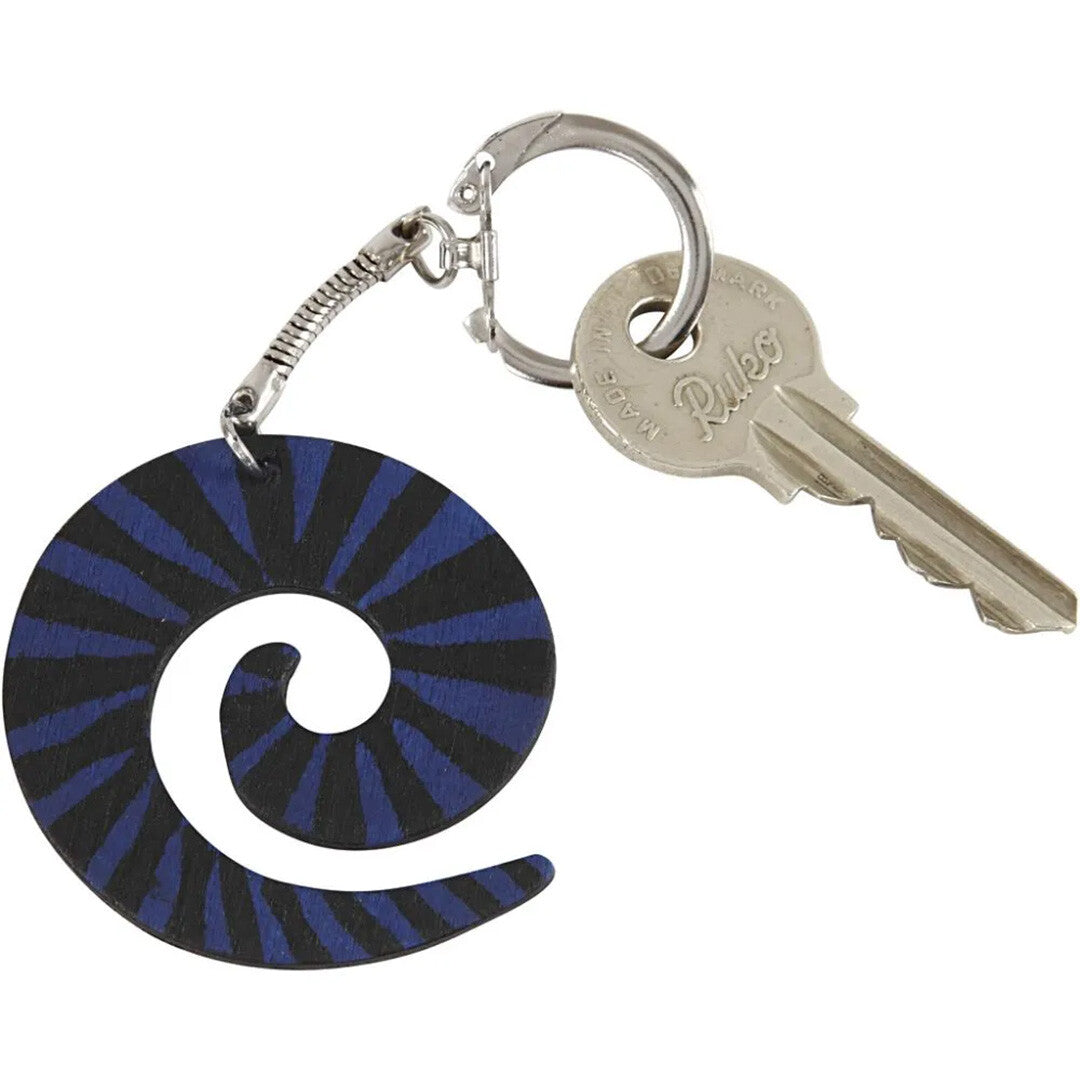creativ company zilveren sleutelhanger met blauw-zwart spiraalvormig houten bedeltje en een sleutel.