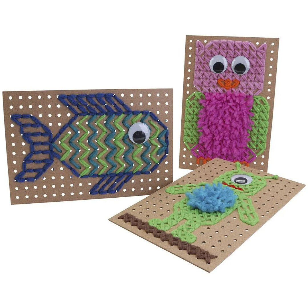 Drie borduurwerken van een vis, uil en monster met wiebelogen op houten prikborden.