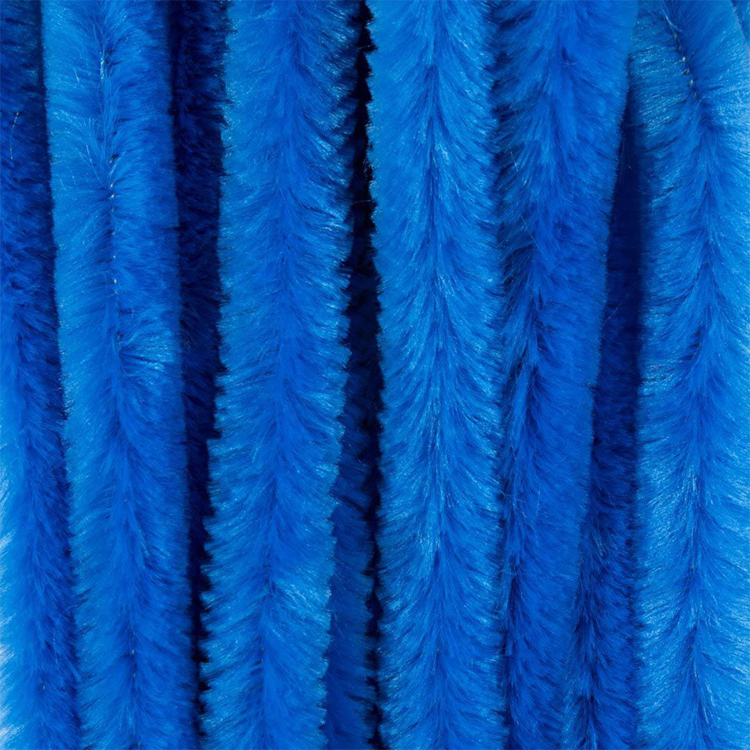 Detailopname van de zachte, donkerblauwe chenille textuur van de pijpenragers.