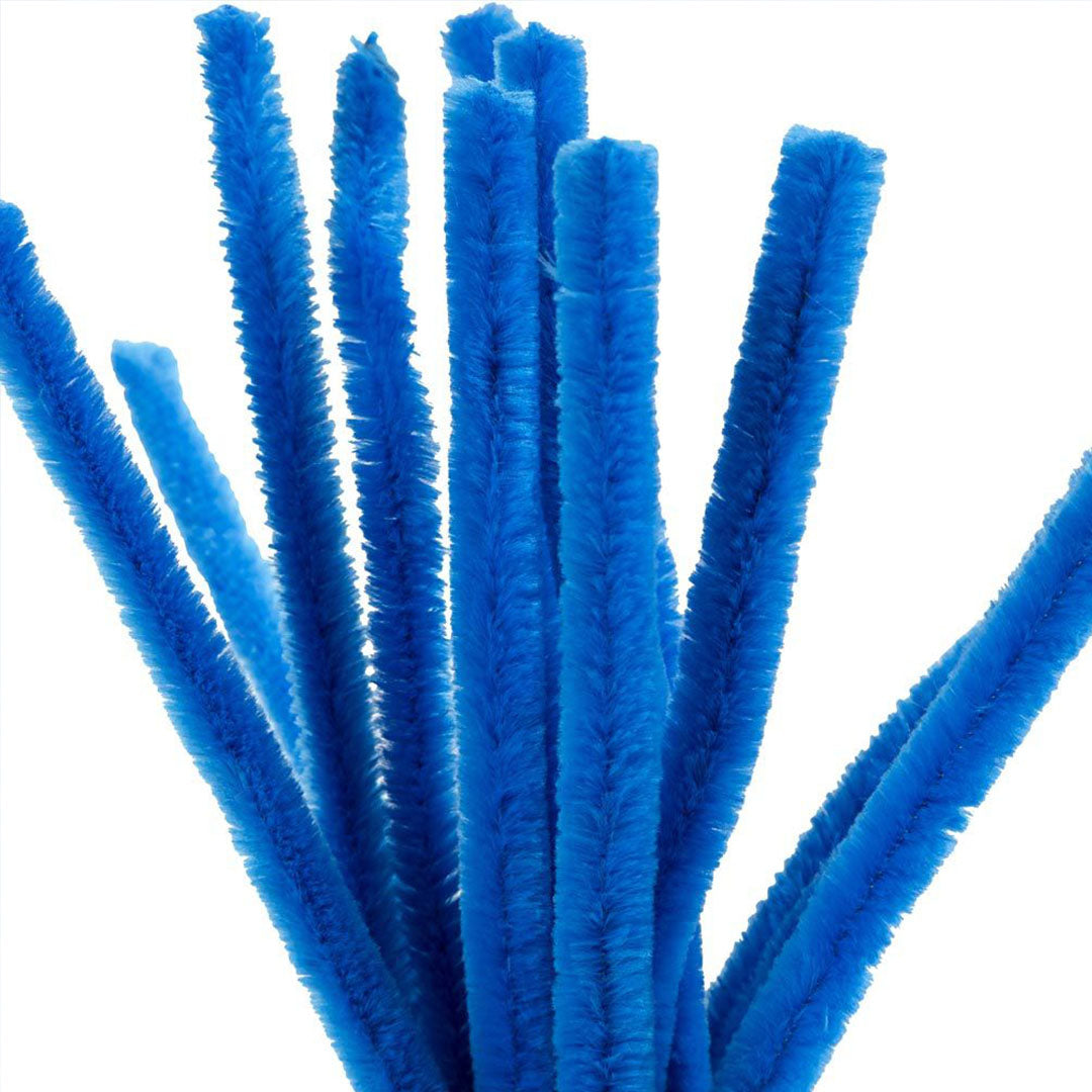 Een bos donkerblauwe chenille pijpenragers voor handwerken, schuin van bovenaf gefotografeerd.