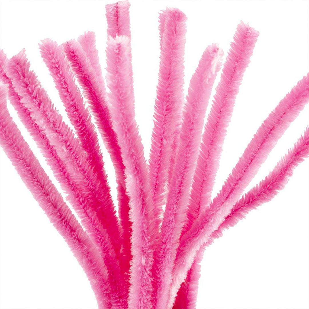 Een bos roze chenilledraad uitgespreid tegen een witte achtergrond.