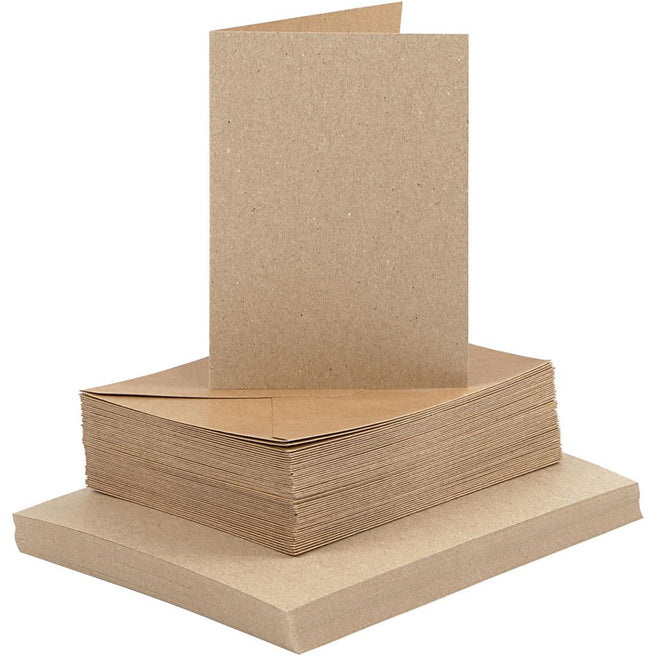 Creativ company set van naturel kaarten en enveloppen, met één kaart rechtopstaand.