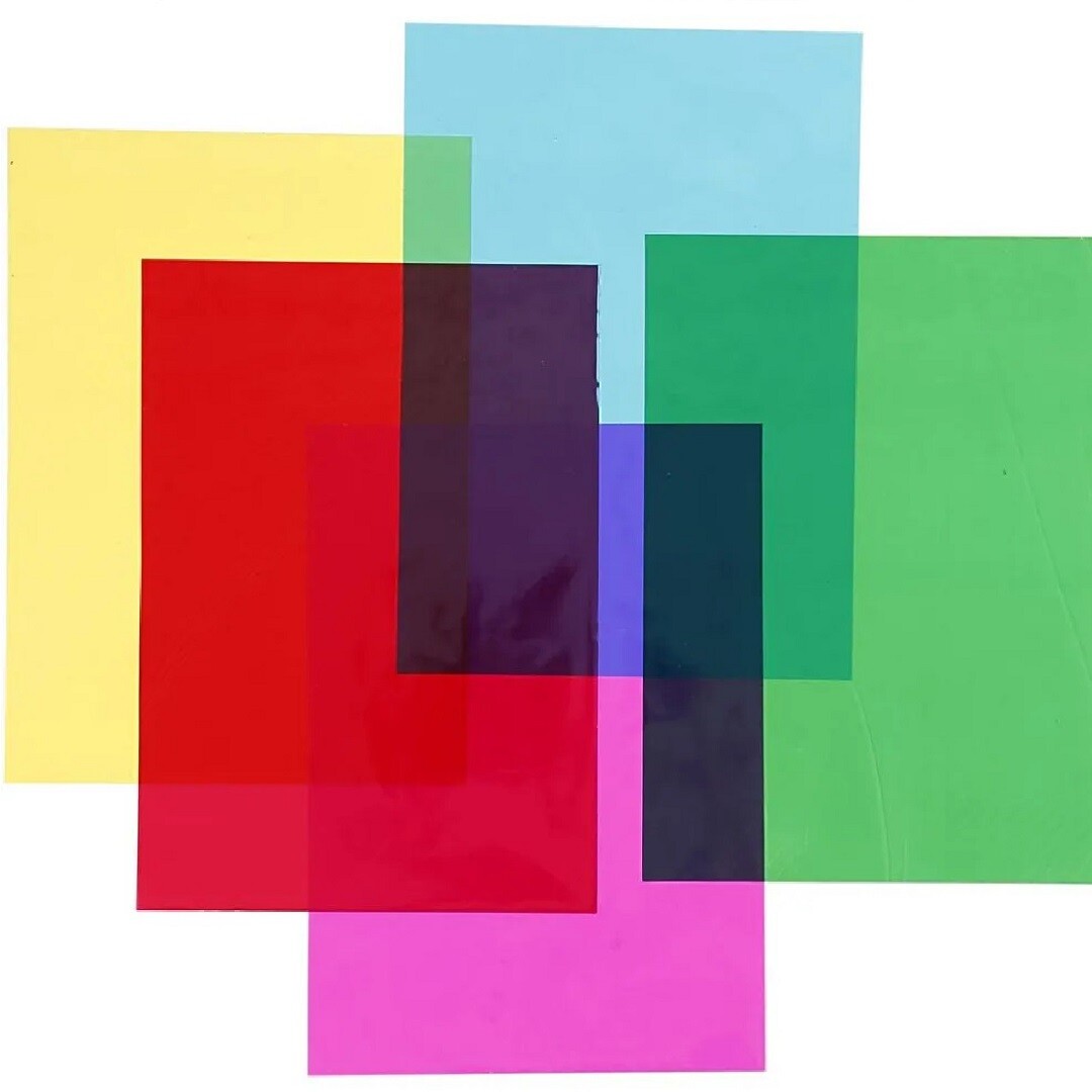 Collectie van overlappende vellen creativ company cellofaan in diverse kleuren.