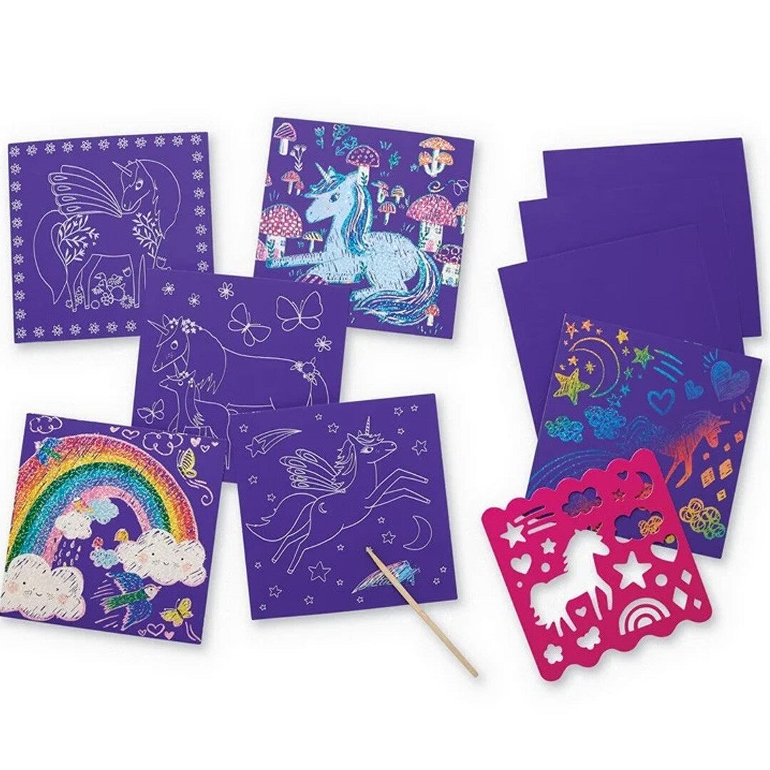 Diverse paarse kraskaarten met eenhoorns, regenbogen en sterren, inclusief een houten kraspen en stencil.