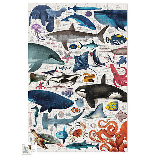 Voltooide legpuzzel met een gedetailleerde illustratie van diverse oceaandieren, met één los stukje.