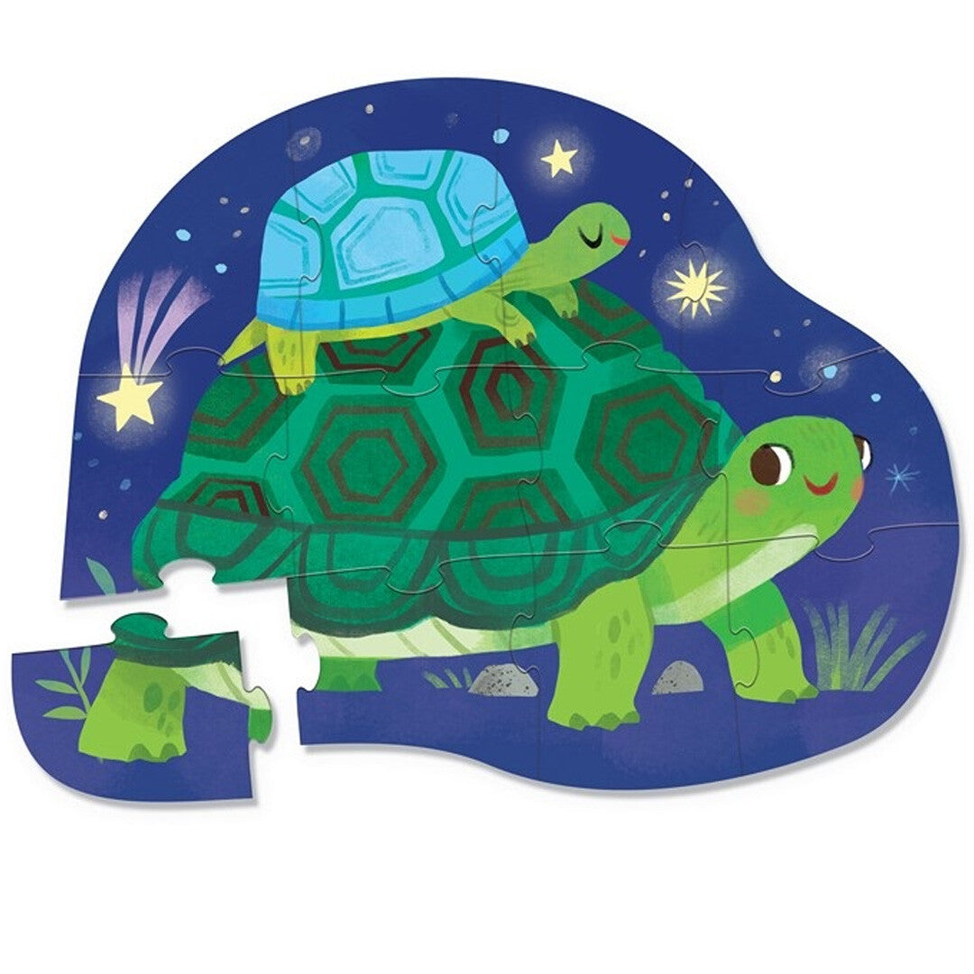 De gelegde puzzel van twee schildpadden onder een sterrenhemel, met één los puzzelstukje.