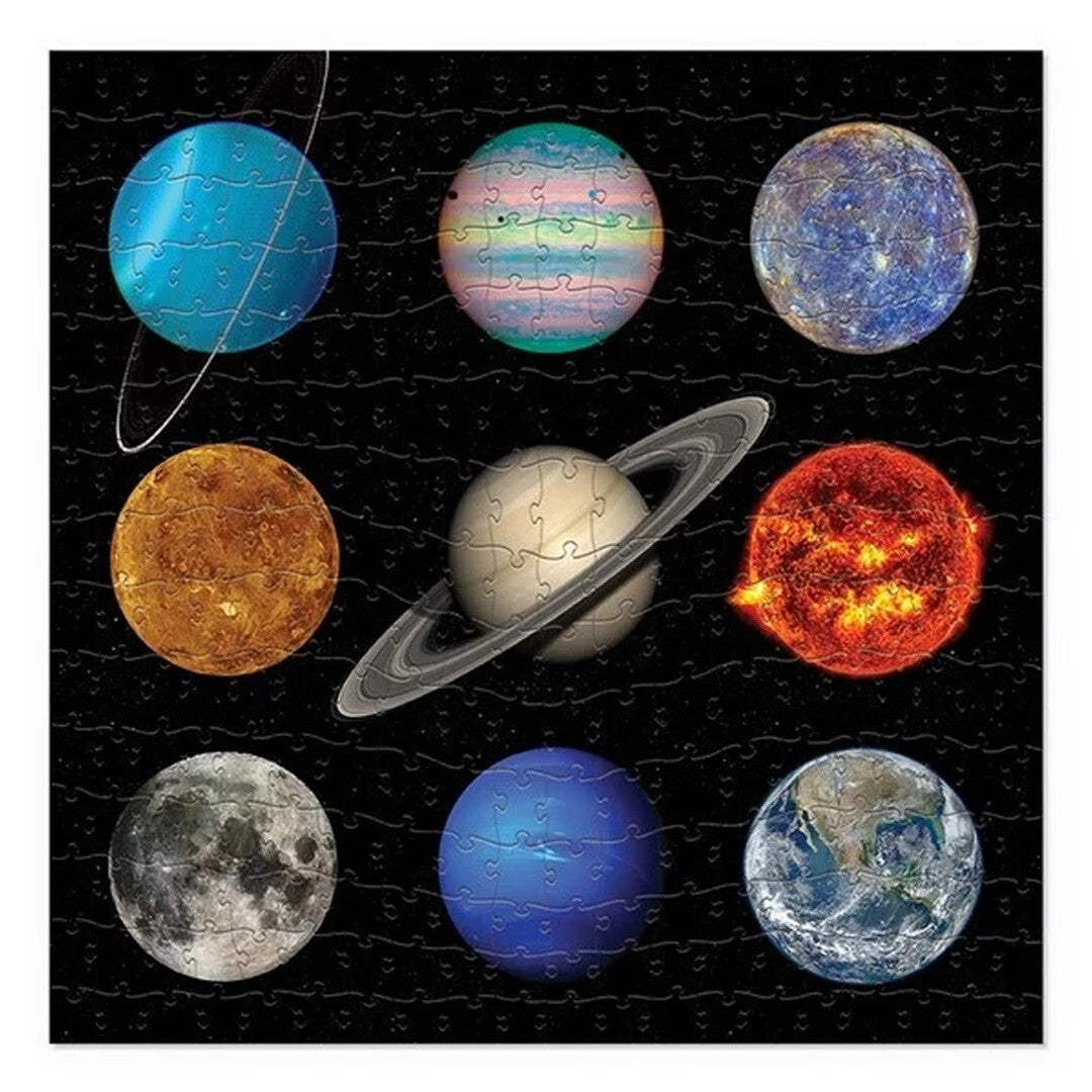 Voltooide legpuzzel van het zonnestelsel met acht planeten, de zon en de maan.