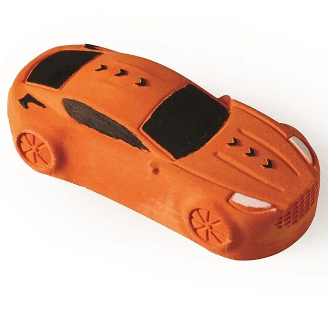 Een oranje stoepkrijt raceauto.