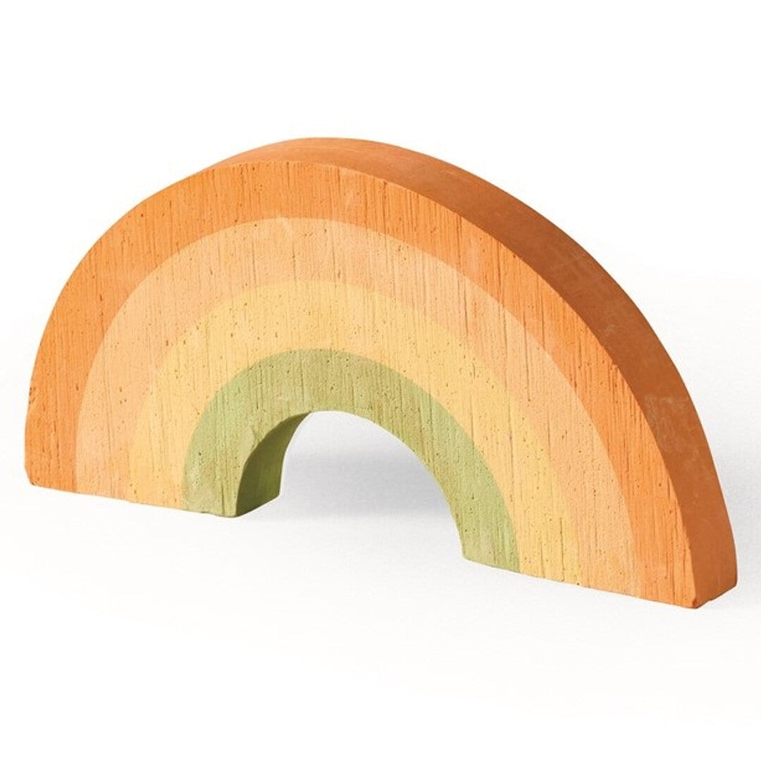 Een oranje, geel en lichtgroen regenboog stoepkrijt.