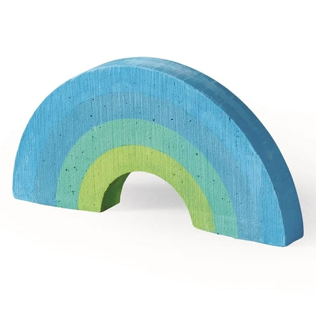 Een blauw, lichtblauw en groen regenboog stoepkrijt.