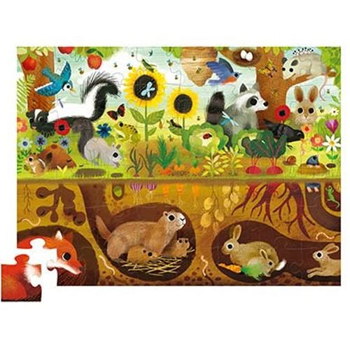 Een gelegde legpuzzel met een bosscène van dieren boven en onder de grond, inclusief een los puzzelstukje.