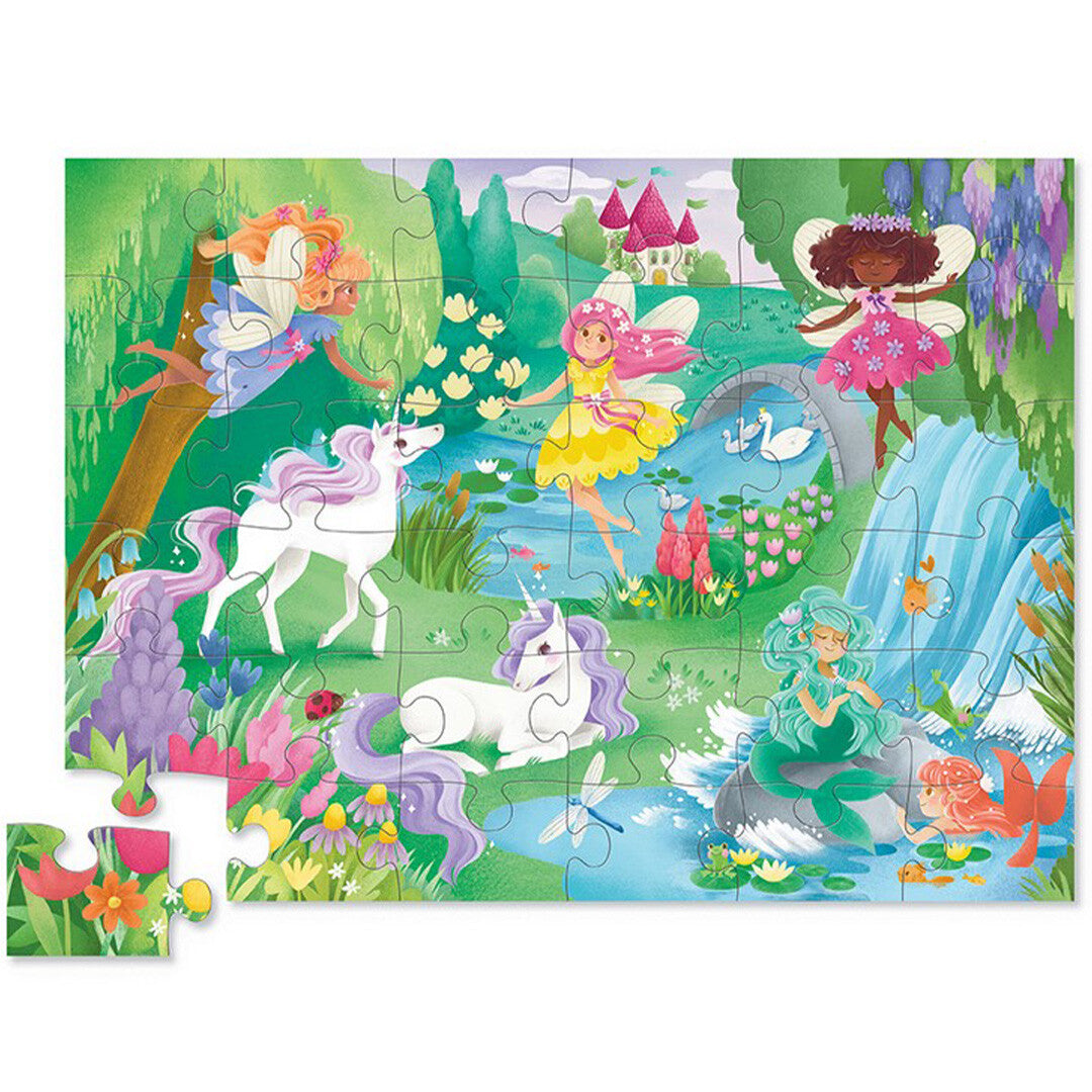 De complete Crocodile Creek vloerpuzzel van 36 stukjes met een magisch landschap vol feeën, eenhoorns en een zeemeermin.
