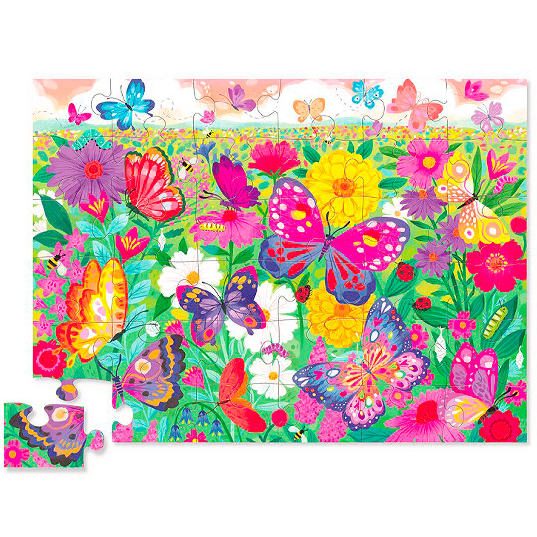 Een kleurrijke vloerpuzzel van vlinders en bloemen in een tuin, met één los puzzelstukje.