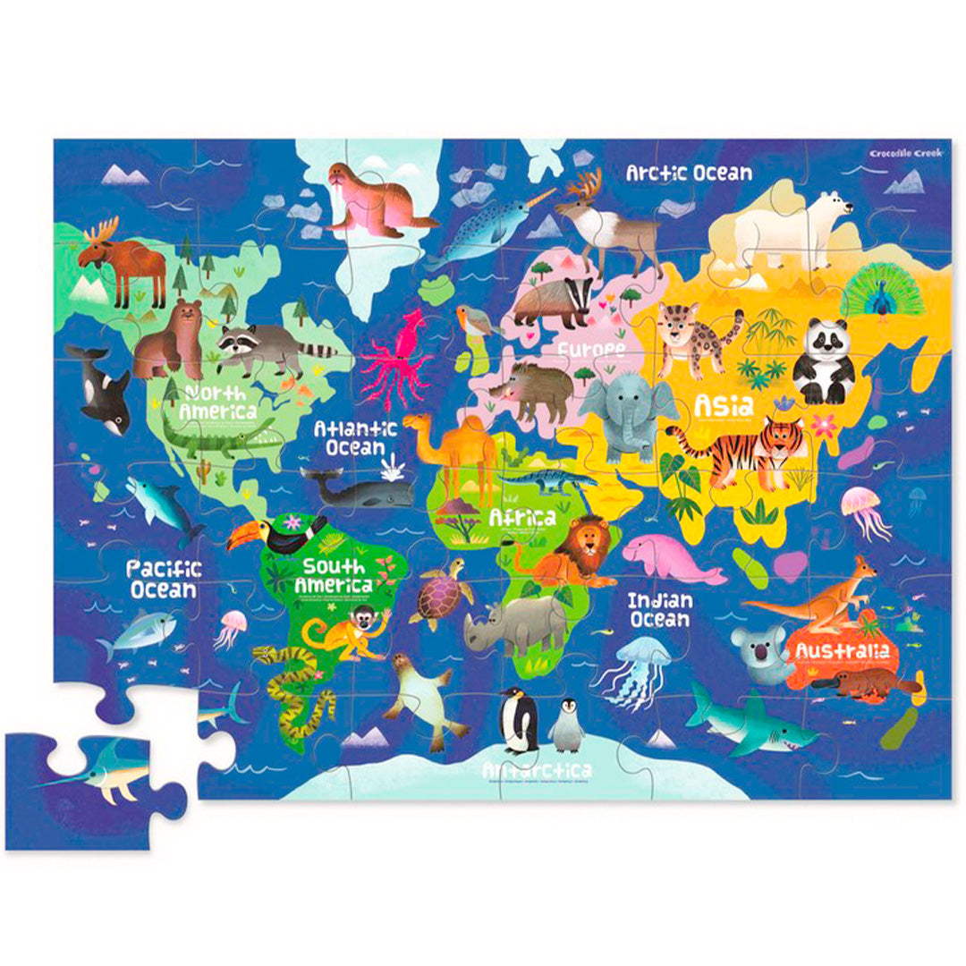 Crocodile Creek vloerpuzzel van een wereldkaart met dieren, met één los puzzelstuk.