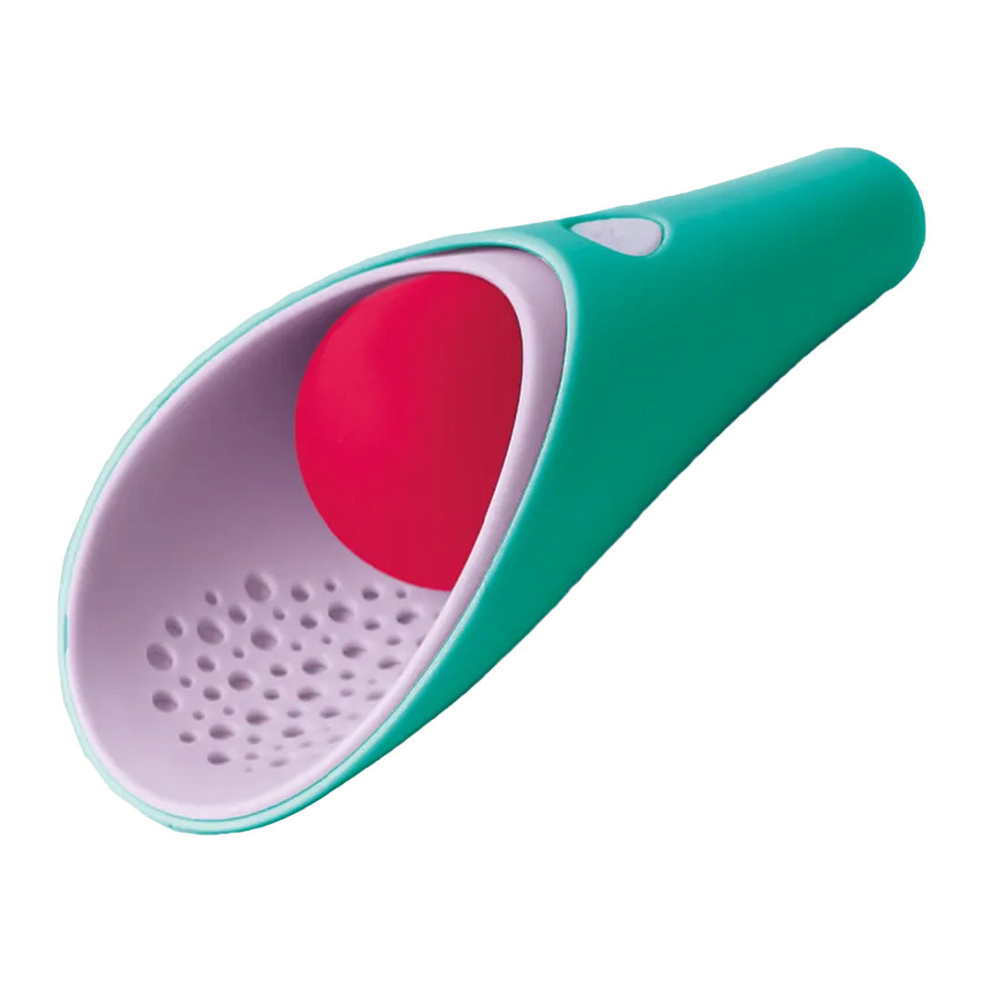 Quut beach toys Cuppi schep met zeef in groen en paars, met een rode bal erin.