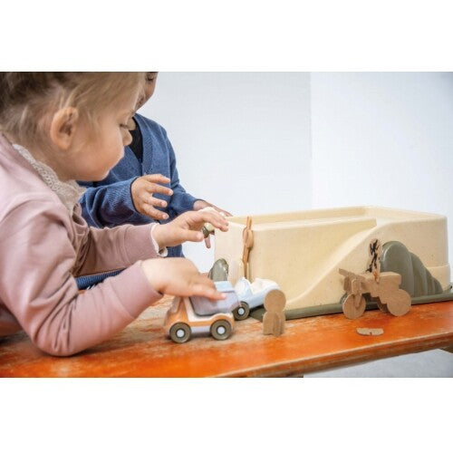 Twee kinderen spelen met de dantoy bioplastic parkeergarage en bijbehorende speelgoedauto's.
