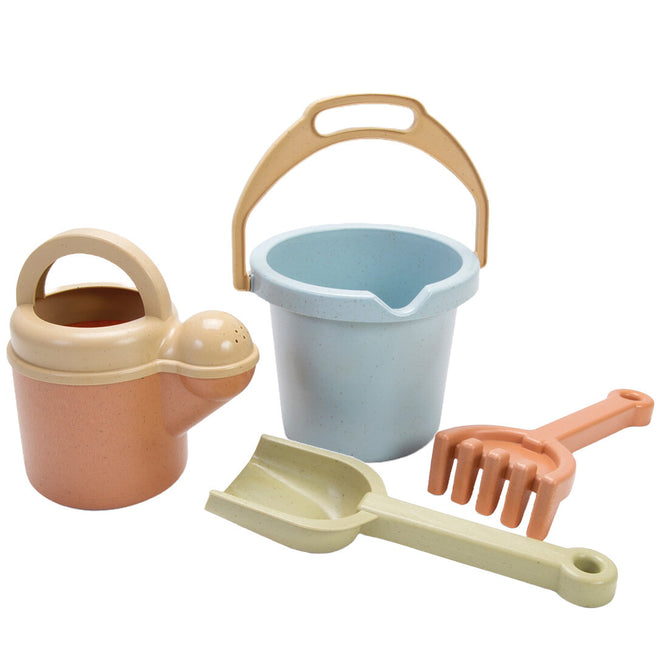 Dantoy bio-toys zandset met een lichtblauwe emmer, oranje gieter, groene schep en oranje hark.