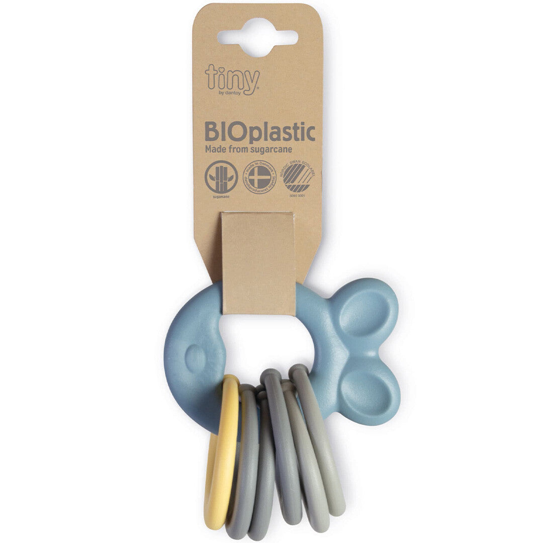 dantoy biobased bijtspeelgoed met blauwe basis en grijze en gele ringen, gepresenteerd op de verpakking.