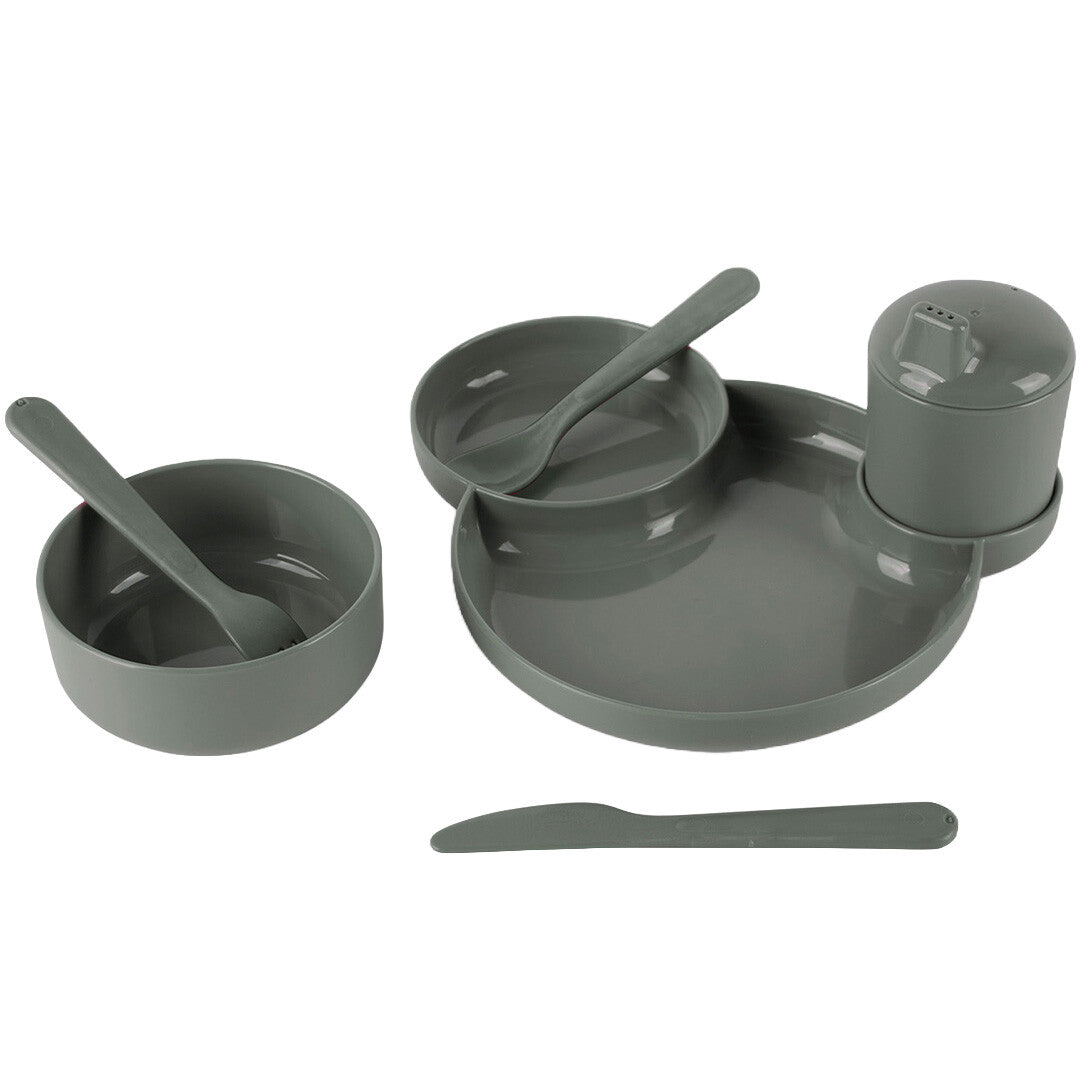 dantoy biobased kinderservies in olijfgroen met een bord, twee kommen, twee lepels, een mes en een beker met deksel.