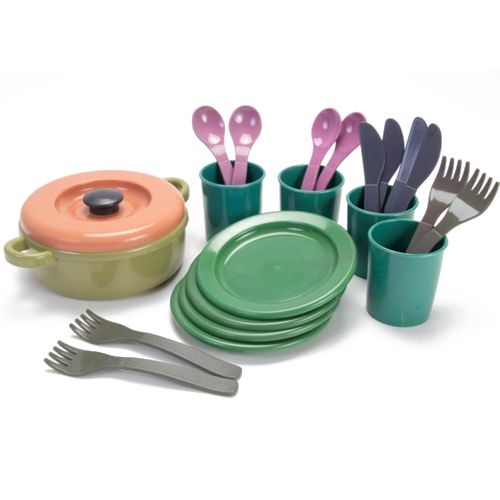 Dantoy plastic speelgoed servies met een pot, borden, bekers en bestek in verschillende kleuren, schuin gefotografeerd.