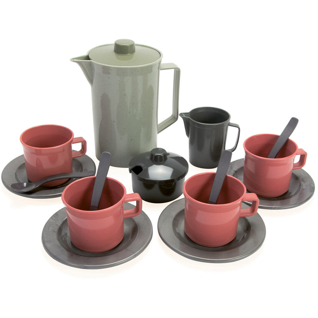 Een dantoy plastic speelgoed koffieset met een groene kan, rode kopjes en grijze schotels en lepels.