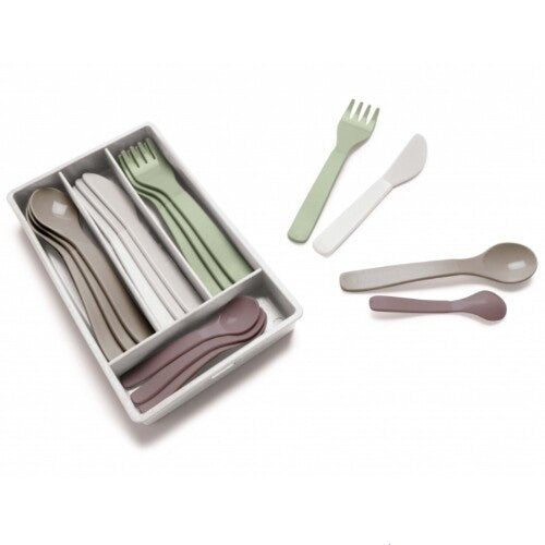 Dantoy Green Garden speelgoed bestekset met groene, witte, bruine en paarse vorken, messen en lepels, deels in een witte houder.