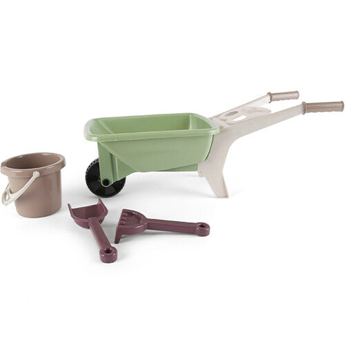 Dantoy plastic speelgoed kruiwagen met losse emmer, schep en hark ernaast.