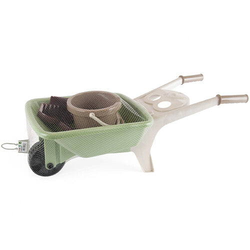 Dantoy plastic speelgoed kruiwagen met tuingereedschap erin, afgedekt met een net.