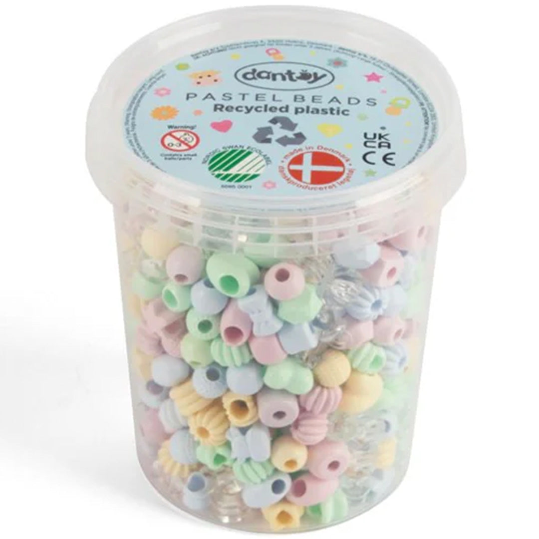 dantoy pastel kralenset in een doorzichtige pot met diverse pastelkleurige kralen van gerecycled plastic.