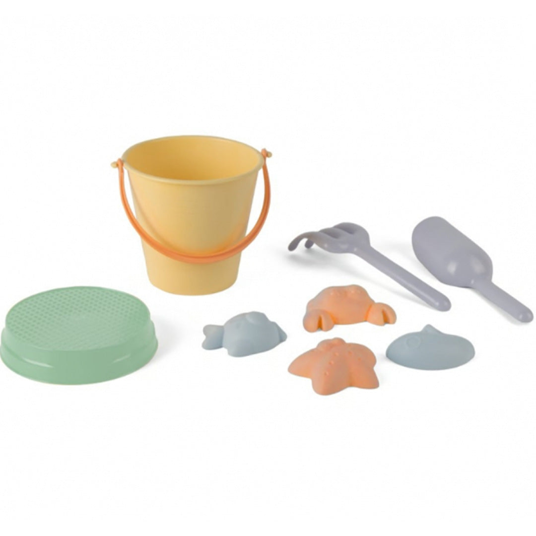dantoy pastel zandset met gele emmer, groene zeef, grijs schepje en harkje, en vier pastelkleurige dierenvormpjes.