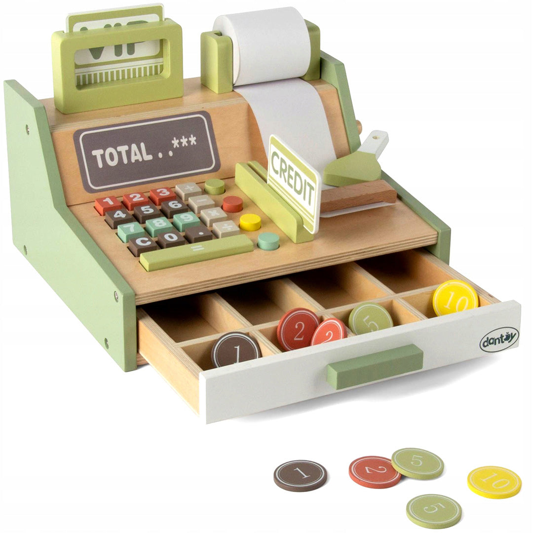 De dantoy houten kassa in groen en naturel hout, met open lade vol houten munten en enkele munten ervoor.