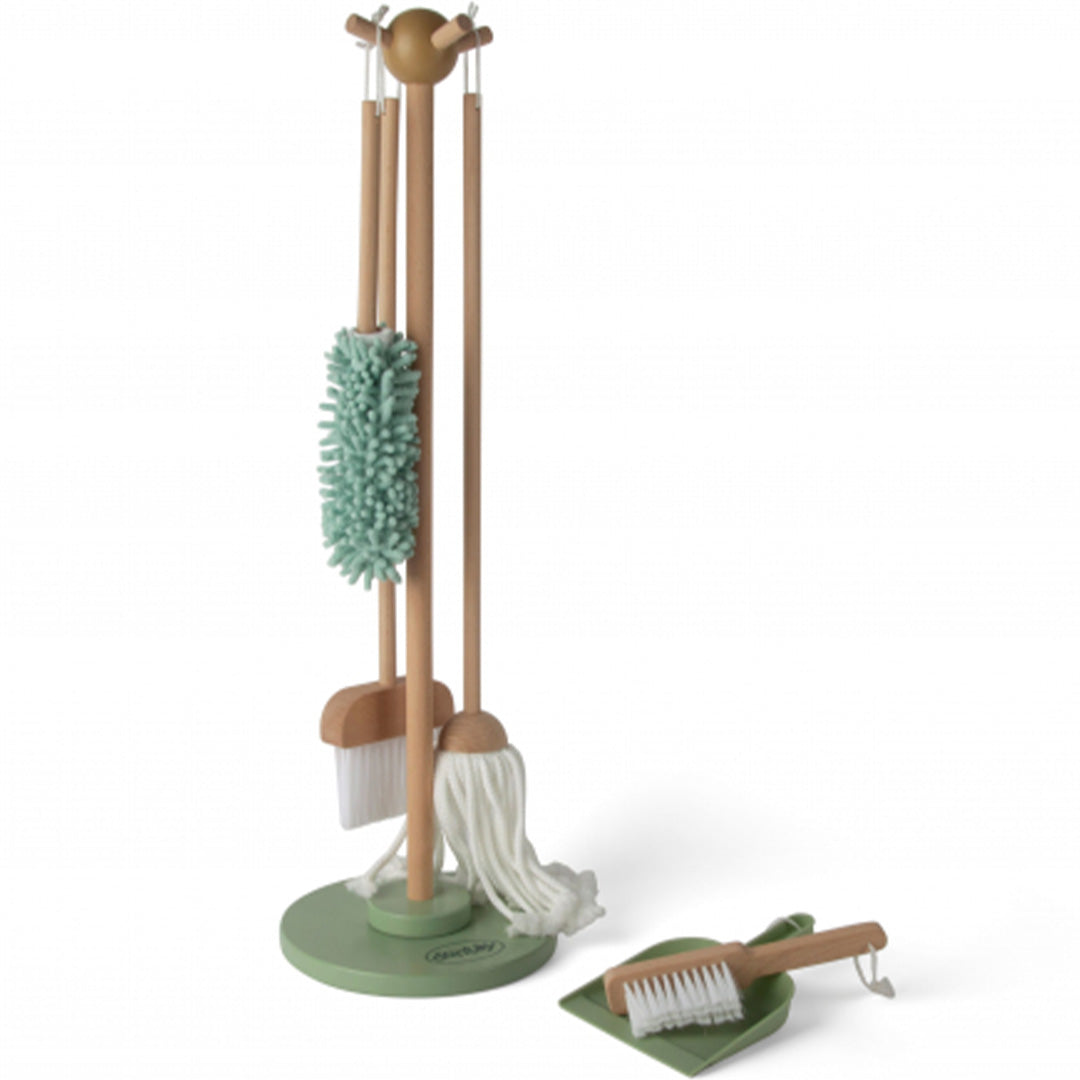 De dantoy houten speelgoed schoonmaakset met standaard, mop, bezem, plumeau, stoffer en blik op een witte achtergrond.