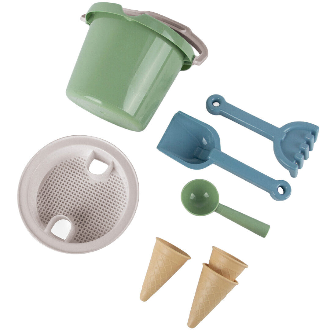 Dantoy zandset met groene emmer, zeef, blauwe schep, hark, groene scoop en twee ijshoorntjes.