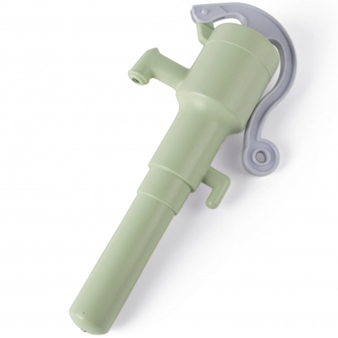 dantoy groene plastic speelgoed waterpomp schuin van bovenaf.