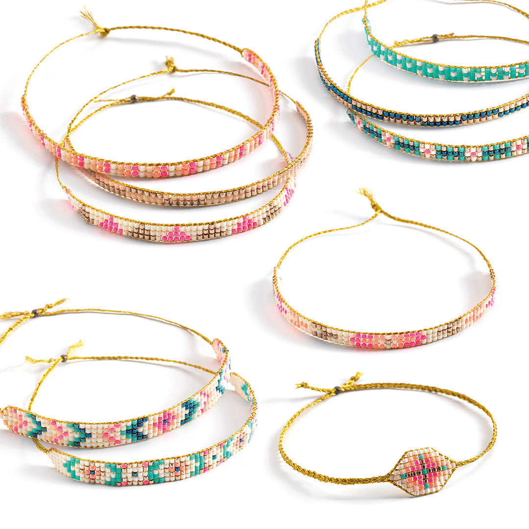 Zes geweven kralenarmbandjes met geometrische patronen in verschillende kleuren.
