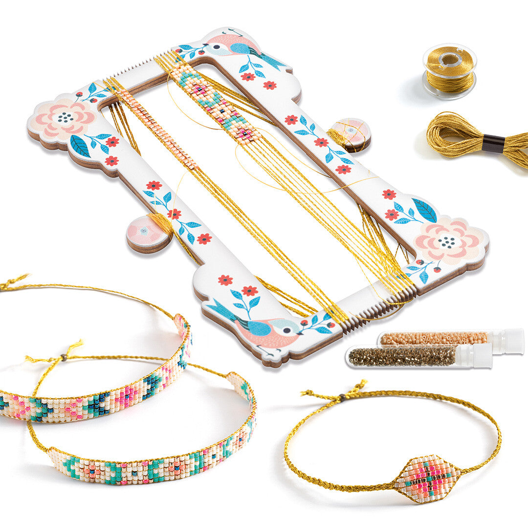 Djeco set om kralenarmbandjes te maken, met een weefraam, kralen, garen en afgewerkte armbandjes.