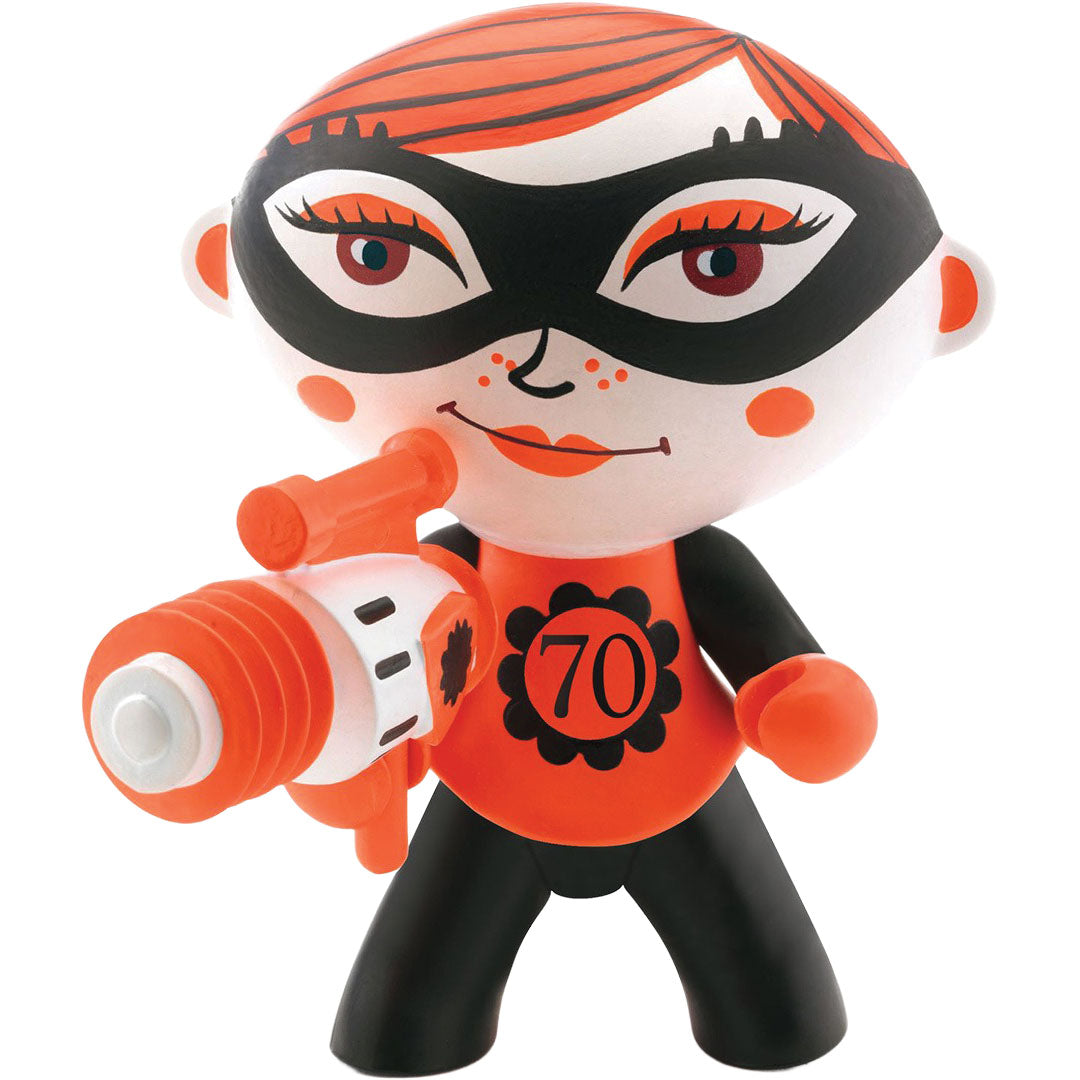 Djeco Arty Toys Furygirl actiefiguur in oranje en zwart met speelgoedpistool.