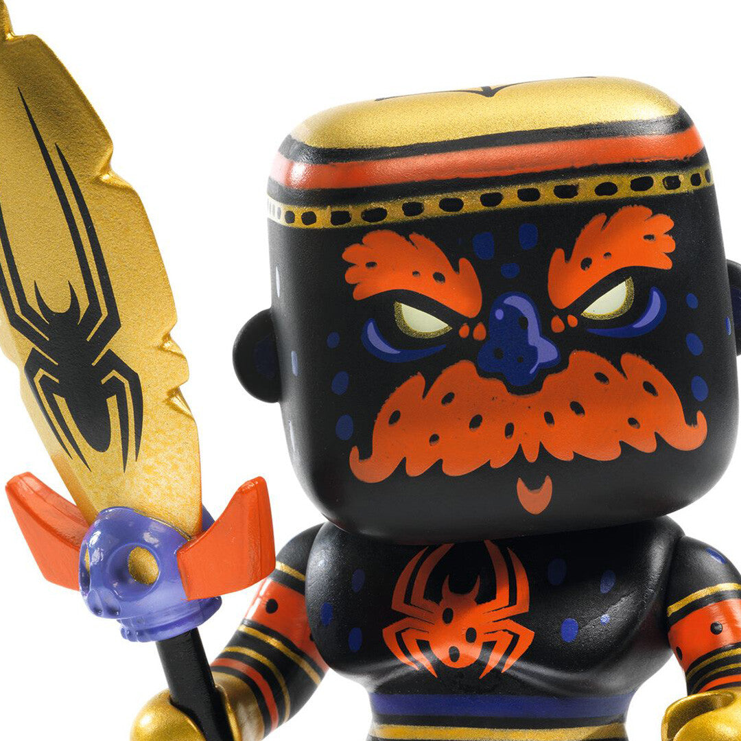 Detailopname van het gezicht en het gouden zwaard van de Djeco Arty Toys Hipster Spider actiefiguur.