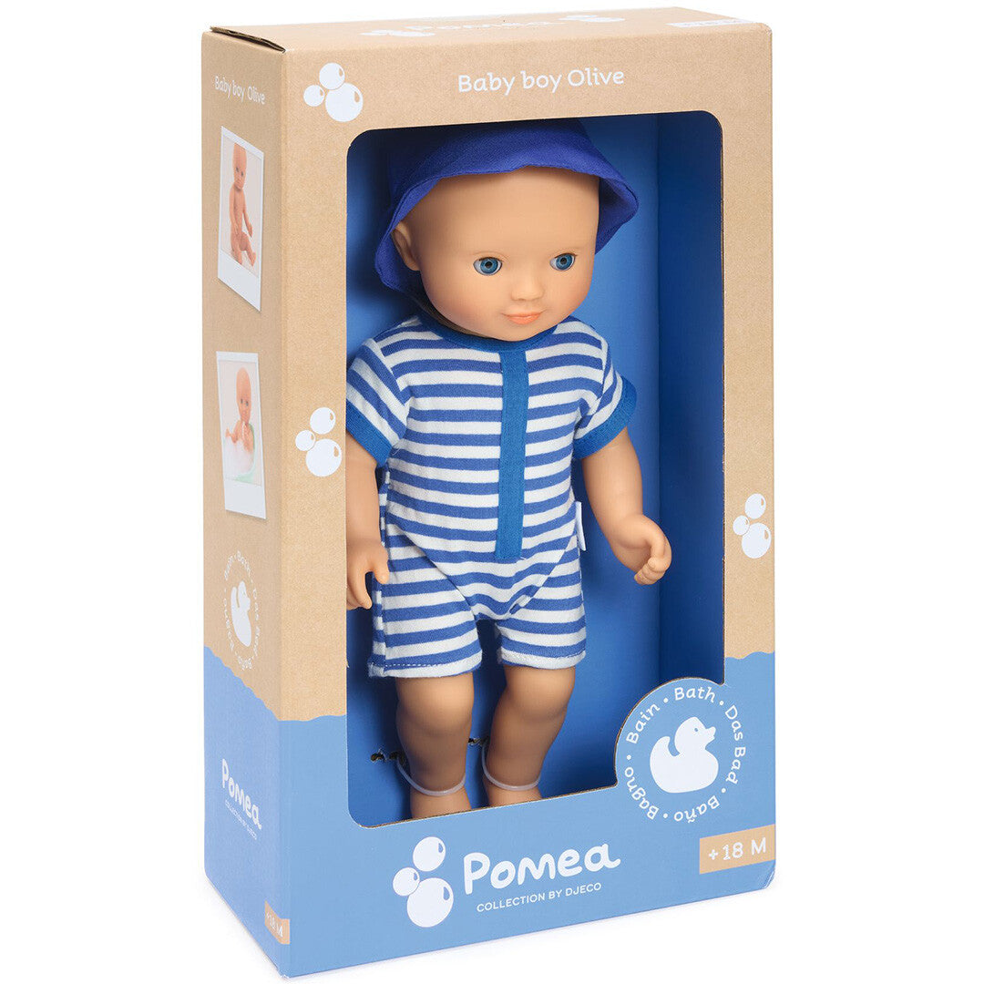 Verpakking van de Djeco badpop Olive in een blauw-wit gestreept badpak en blauwe hoed.