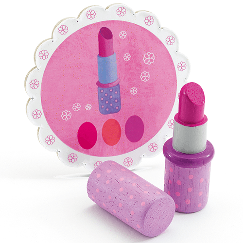Detail van een houten speelgoed lippenstift met dop en een bijpassende geïllustreerde kaart.