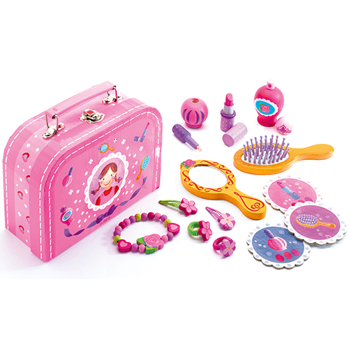 Djeco houten speelgoed beautycase gesloten met alle make-up en sieraden accessoires ervoor uitgestald.