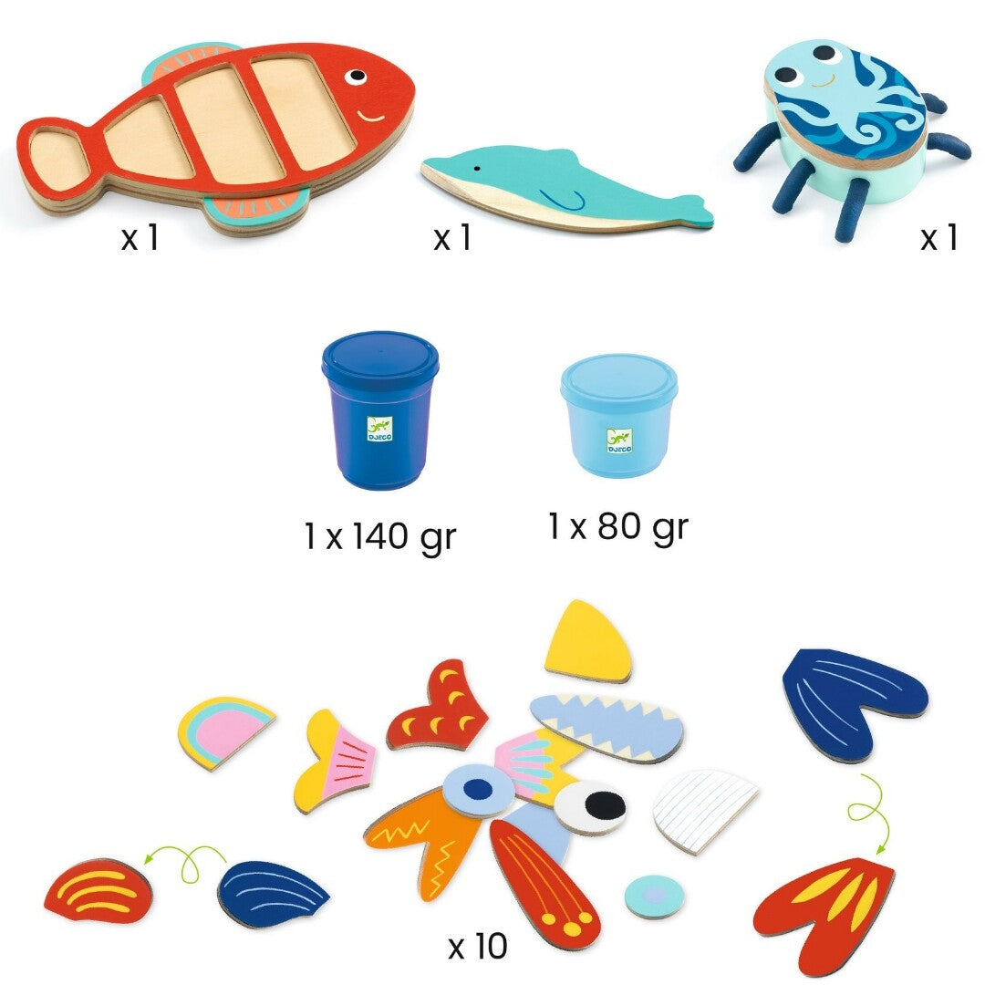 Overzicht van de Djeco boetseerklei set met houten zeedieren, twee potjes klei en losse decoratiestukken.