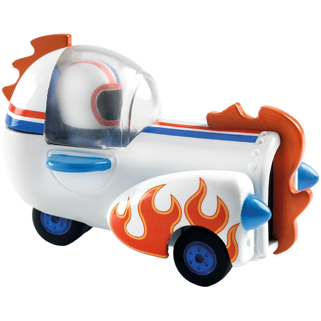 Djeco speelgoedauto Astro Rocket met vlammen, een piloot en een oranje staartvin.